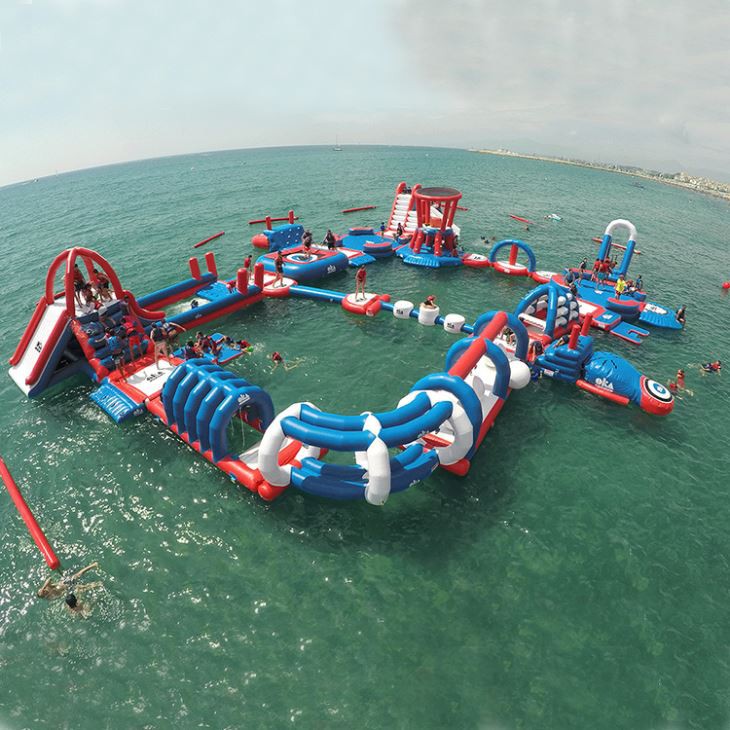 Το Water Splash Park εγκατέστησε στη θάλασσα